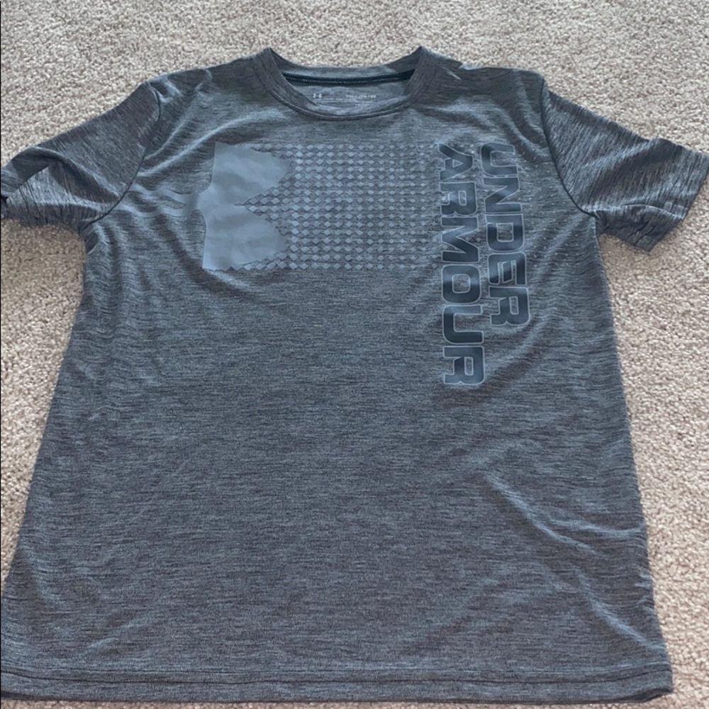 🏈 SALE Boys Grey Under Armour Shirt